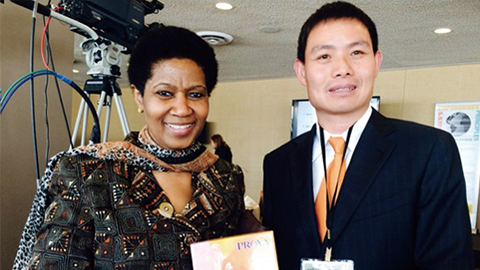 918博天堂尊贵定制礼 敬赠南非首位女性副总统